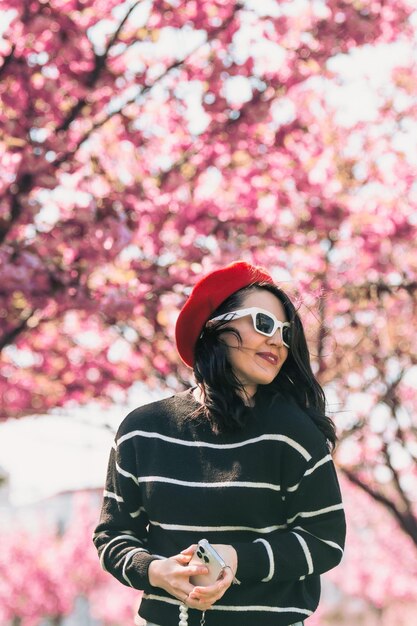 Retrato de uma bela mulher sorridente com óculos de sol