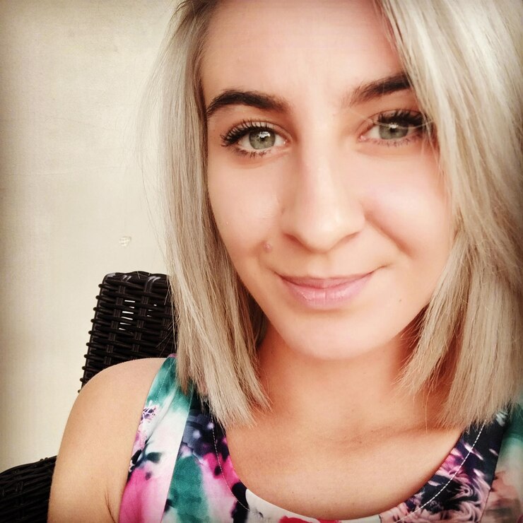 Foto retrato de uma bela mulher sorrindo em casa