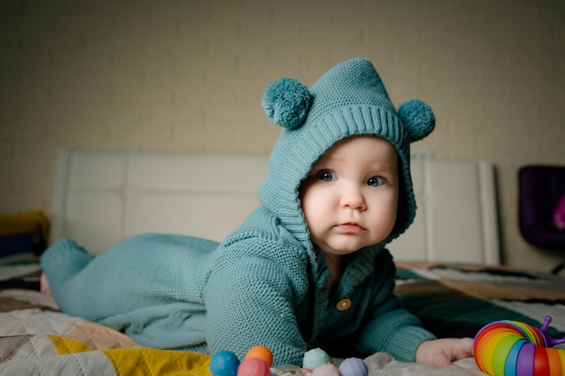 Retrato de uma bonita menina com um chapéu de tricô e roupas quentes