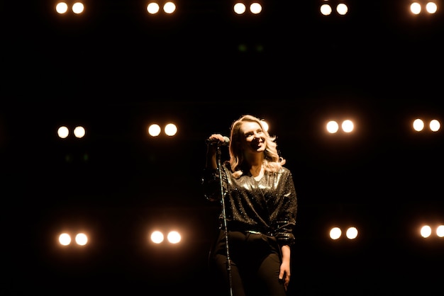 Foto retrato de uma cantora no palco