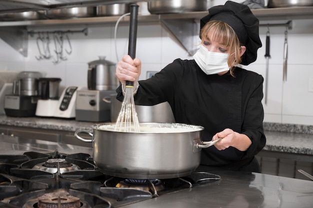 Retrato de uma chef feminina confiante trabalhando em uma cozinha comercial