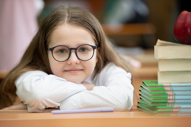 Retrato de uma colegial de meia-idade com óculos