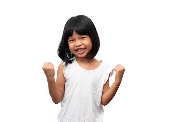 Retrato de uma criança asiática de 5 anos e para coletar cabelo e um grande sorriso em fundo branco isolado