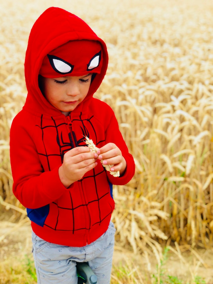 Foto retrato de uma criança de pé no campo