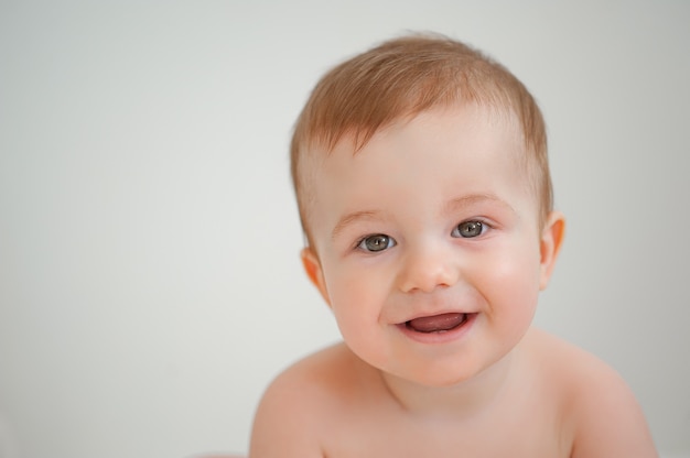 Foto retrato de uma criança em um foco seletivo de fundo branco