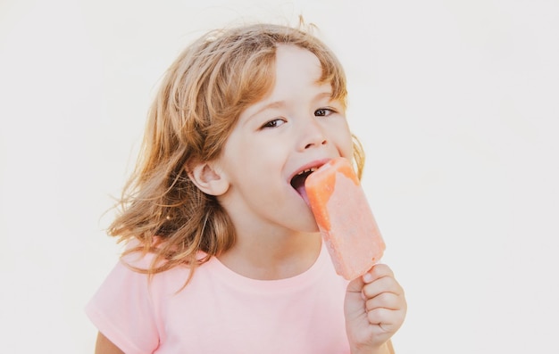 Retrato de uma criança feliz comendo sorvete Rosto de crianças positivas