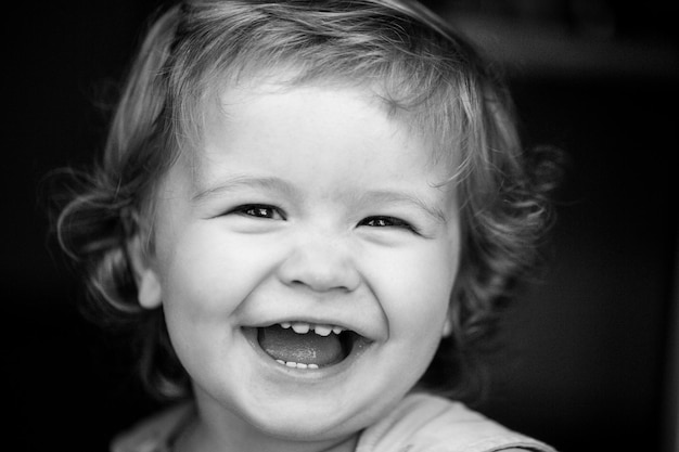 Retrato de uma criança feliz rindo. Sorrindo infantil, sorriso fofo. Feche o rosto de bebê de crianças positivas.