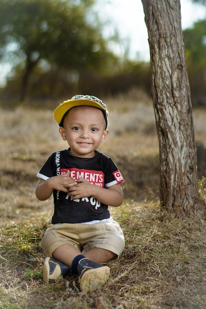 Retrato de uma criança no fundo do parque de verão