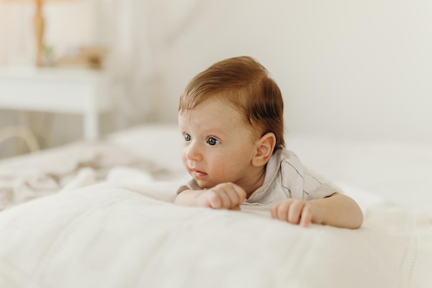 Retrato de uma criança pequena bebê na cama