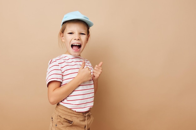 Retrato de uma criança sorridente feliz posando roupas de bebê divertidas Estilo de vida inalterado