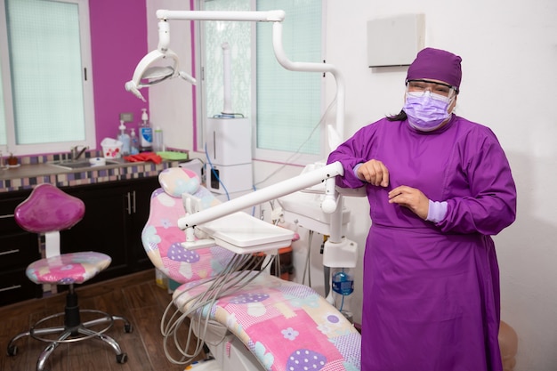 Retrato de uma dentista mexicana sorrindo