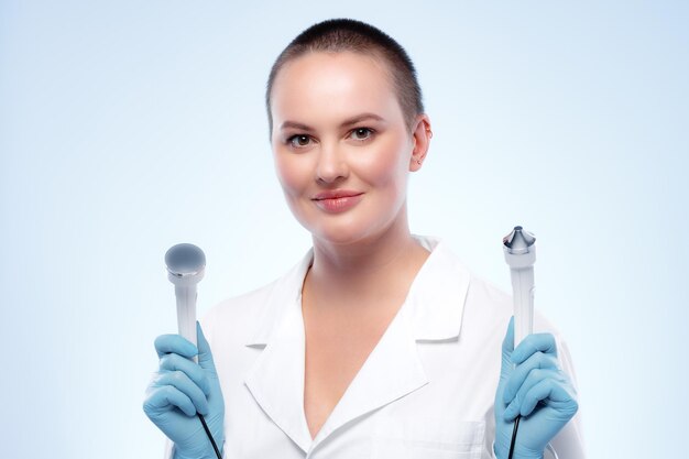 Retrato de uma dermatologista segurando um acessório de dispositivo cosmético