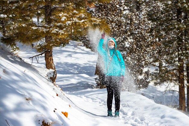 retrato de uma doce menina alpinista no gelado parque nacional de bryce canyon durante caminhadas de inverno no inverno dos eua