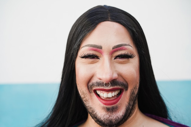 Retrato de uma drag queen sorrindo na frente da câmera - conceito lgbt e transgênero