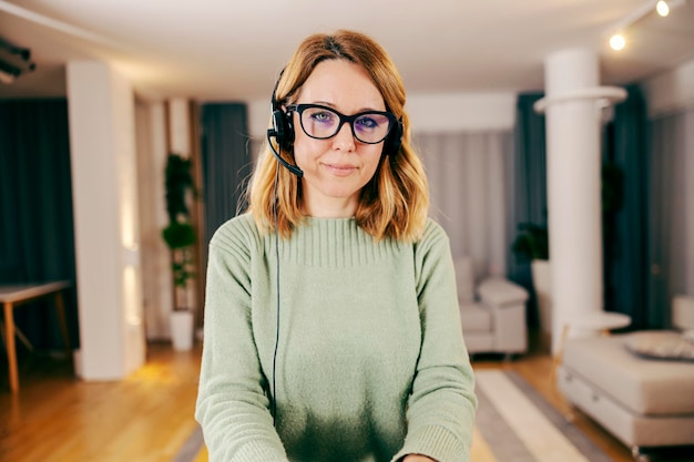 Retrato de uma educadora dando palestras online em sua casa aconchegante