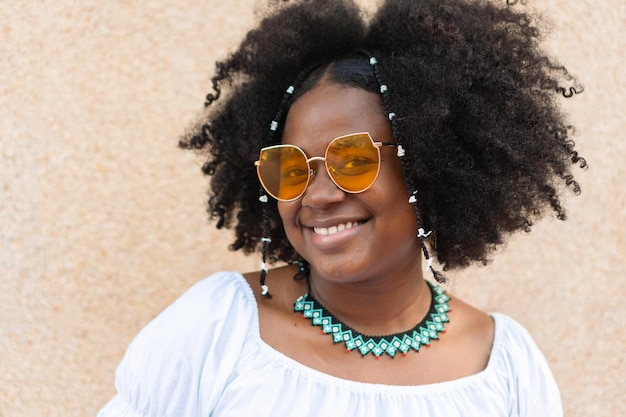 Retrato de uma elegante mulher afro-americana