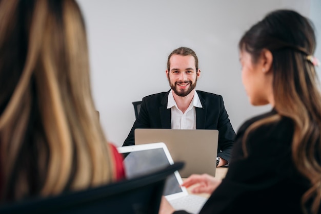 Retrato de uma empresa de grupo olhando para a câmara no espaço de trabalho Jovens profissionais diversos