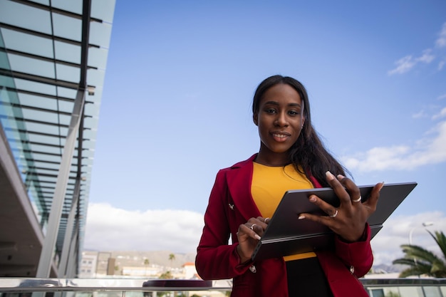 Retrato de uma empresária africana usando tablet na foto de trabalho com espaço de cópia