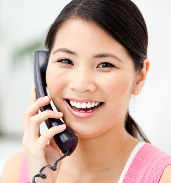 Retrato de uma empresária alegre falando no telefone