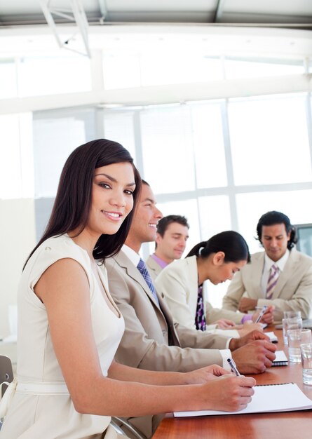 Retrato de uma empresária e sua equipe durante uma apresentação