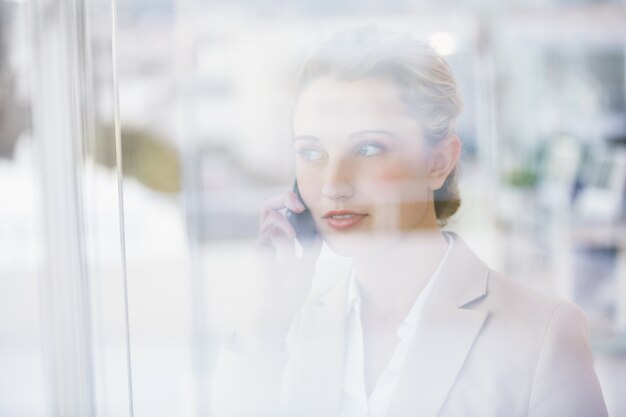 Foto retrato de uma empresária fazendo um telefonema