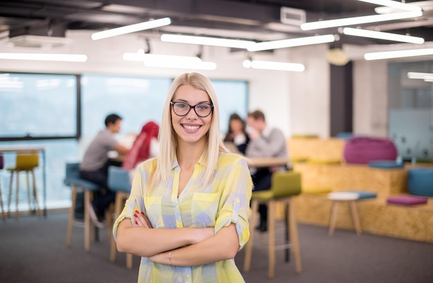 Retrato de uma empresária loira bem-sucedida no escritório de inicialização ocupado