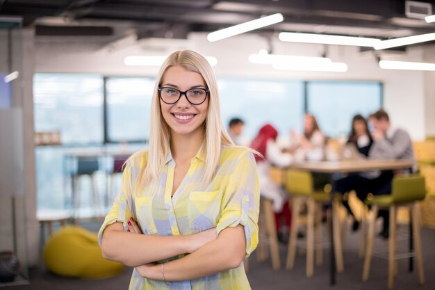 Retrato de uma empresária loira bem-sucedida no escritório de inicialização ocupado