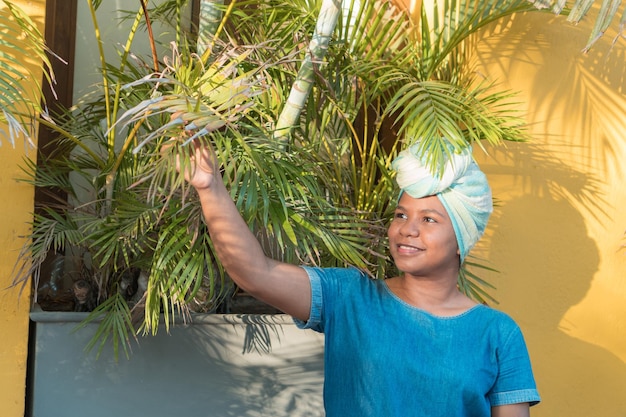 Retrato de uma encantadora mulher negra vestida com um vestido e turbante.