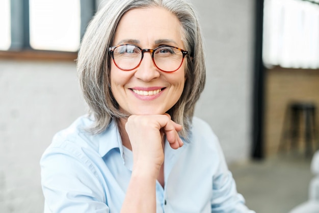 Retrato de uma encantadora professora madura