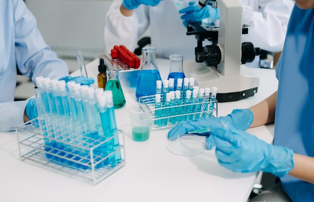 Foto retrato de uma equipe de cientistas trabalhando usando um tablet digital em um laboratório de pesquisa médica moderna