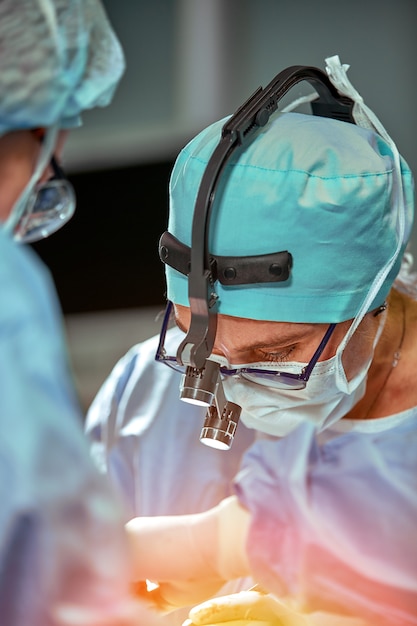 Retrato de uma equipe de cirurgiões no trabalho. durante a cirurgia. medicina conceitual, salvando vidas.