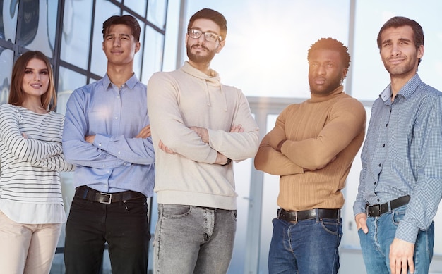 Retrato de uma equipe de negócios amigável no lobby do escritório