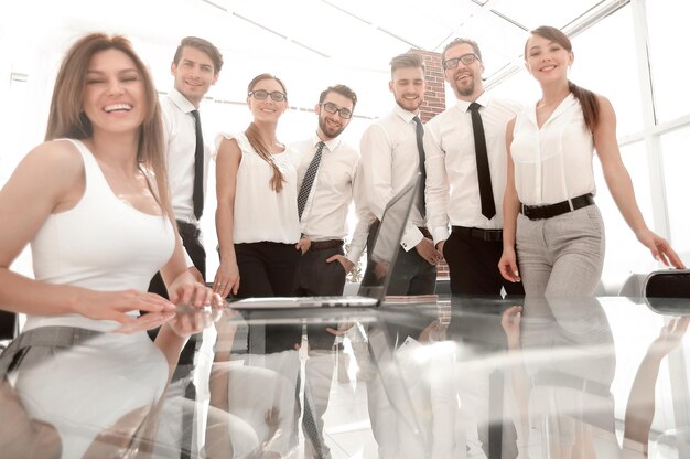 Retrato de uma equipe de negócios bem-sucedida no local de trabalhofoto com espaço de cópia