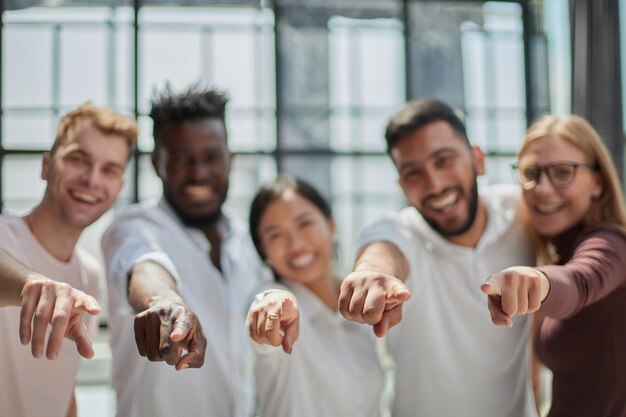 Foto retrato de uma equipe de negócios criativos bem-sucedida olhando para a câmera e sorrindo diversos empresários juntos na inicialização