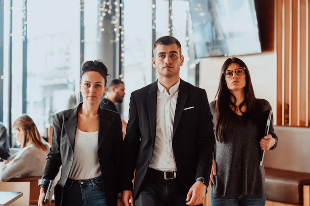 Retrato de uma equipe de negócios criativos de sucesso, olhando para a câmera e sorrindo. diversos empresários juntos no espaço de coworking do escritório de inicialização. foco seletivo.