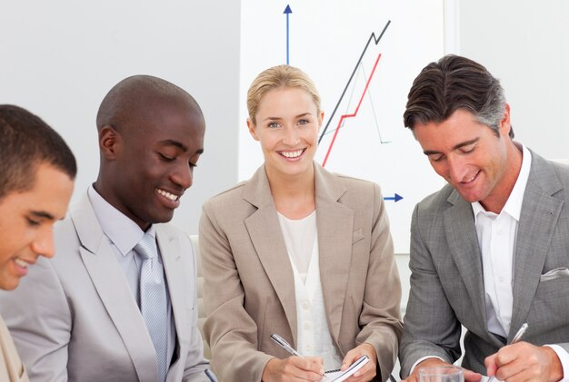 Retrato de uma equipe de negócios em uma reunião