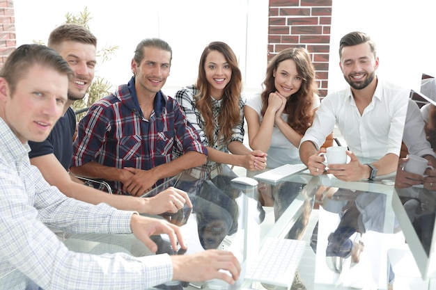 Retrato de uma equipe de negócios jovem sentado na mesa