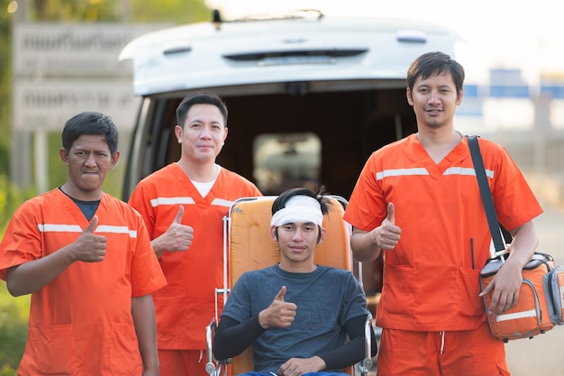 Retrato de uma equipe de paramédicos assistindo um homem ferido em uma situação de emergência na estrada