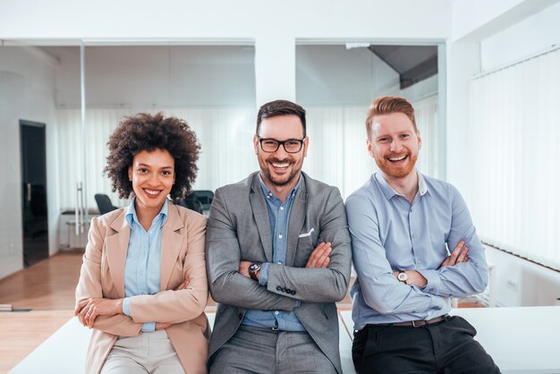 Foto retrato de uma equipe positiva do negócio diverso no escritório.