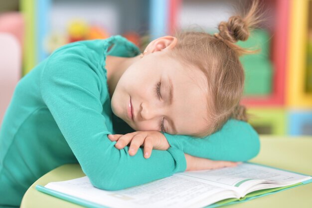 Retrato de uma estudante cansada bonita dormindo depois de estudar