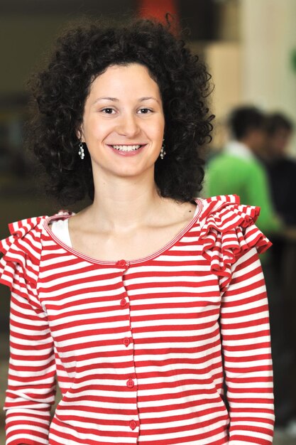 Foto retrato de uma estudante no campus da universidade