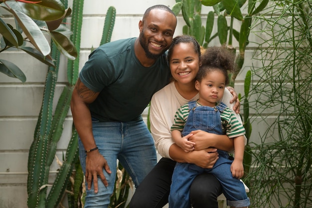 Retrato de uma família afro-americana feliz desfrutando de jardinagem em casa