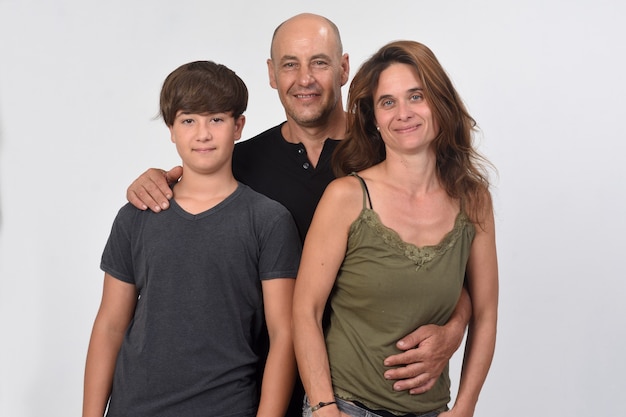 Retrato de uma família com um filho adolescente em um espaço em branco