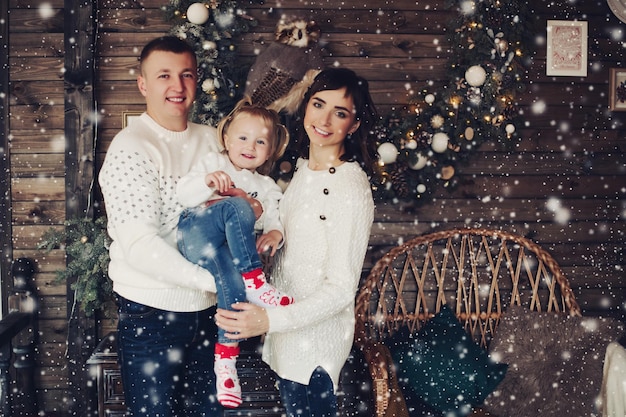 Retrato de uma família de natal sorrindo posando para uma decoração brilhante de férias sentindo amor