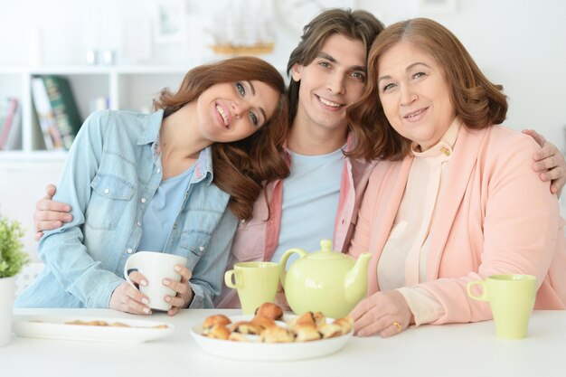 Retrato de uma família feliz bebendo chá