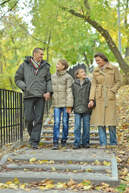 Retrato de uma família feliz caminhando no parque