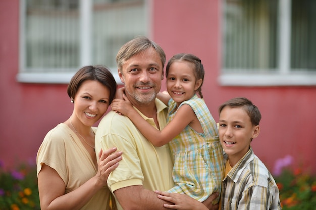 Retrato de uma família feliz caminhando pela cidade