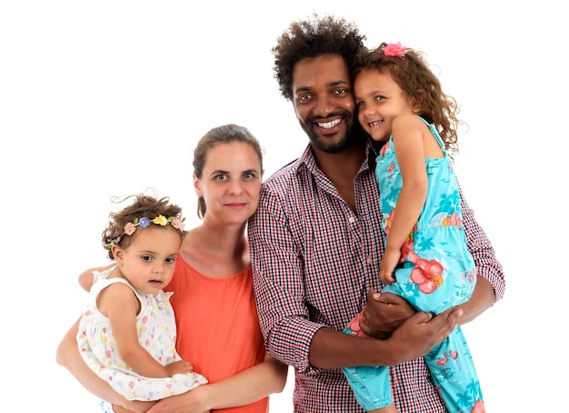 Foto retrato de uma família feliz de pé contra um fundo branco