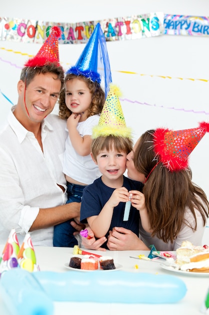 Retrato de uma família feliz durante uma festa de aniversário