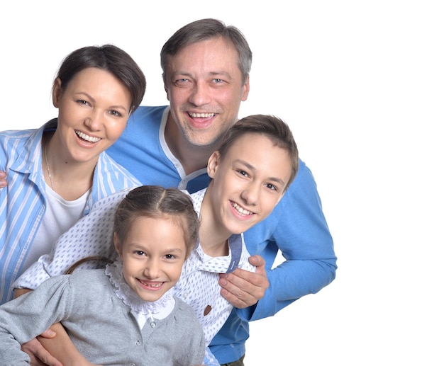 Retrato de uma família feliz e sorridente posando junta